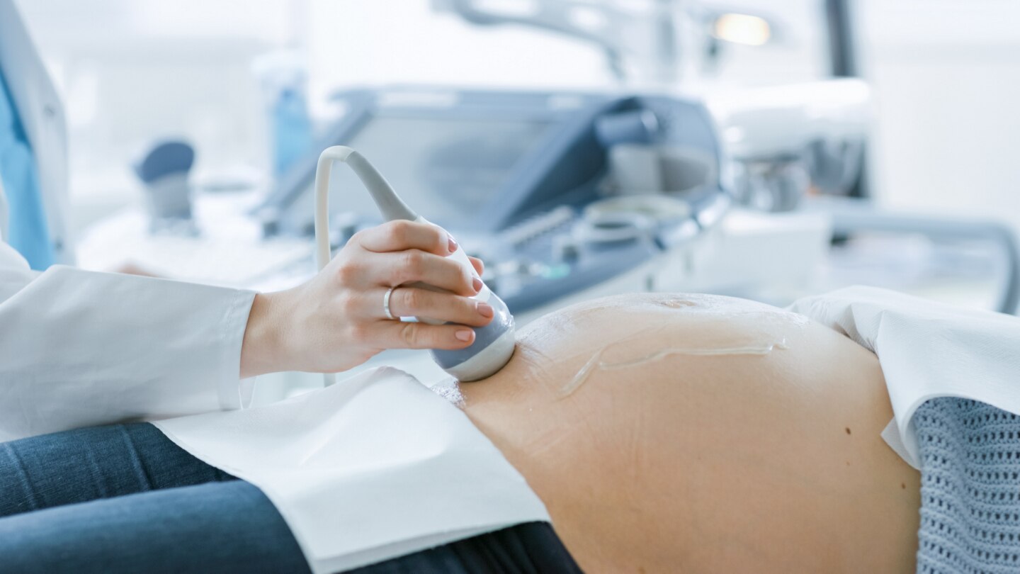 arzt-macht-ultraschall-vom-bauch-einer-schwangeren