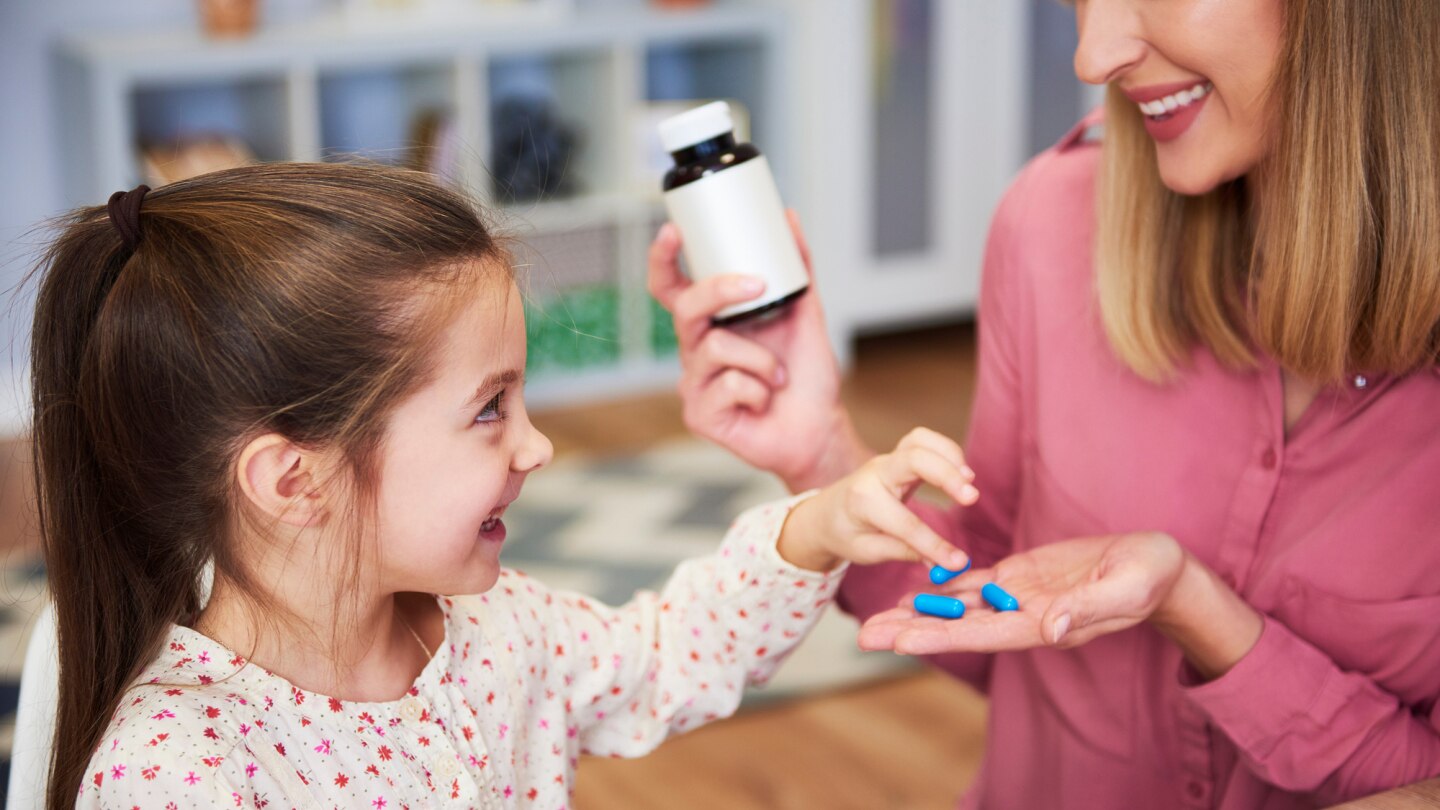 mutter-gibt-tochter-tabletten