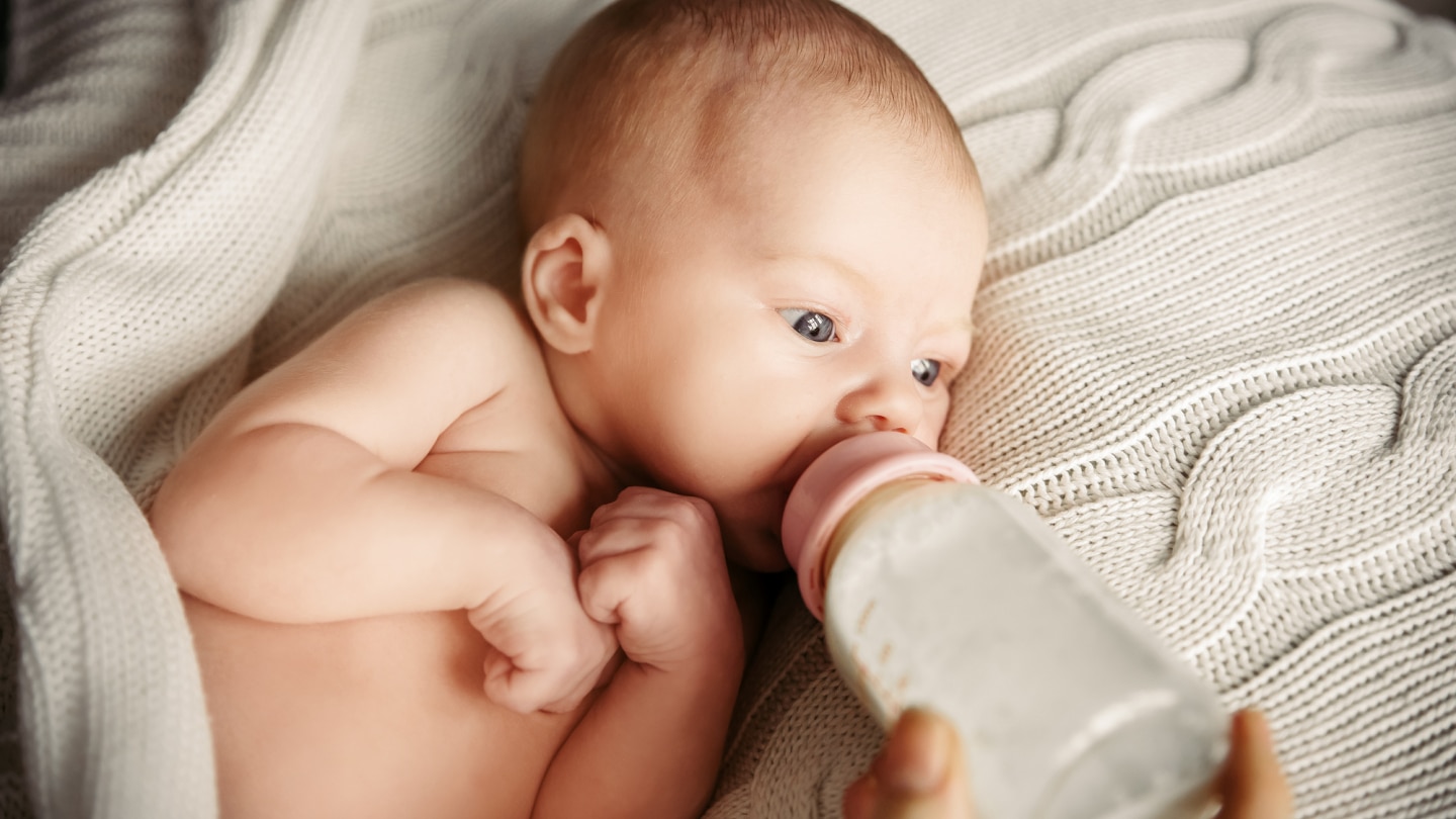 baby-wird-mit-fläschchen-gestillt