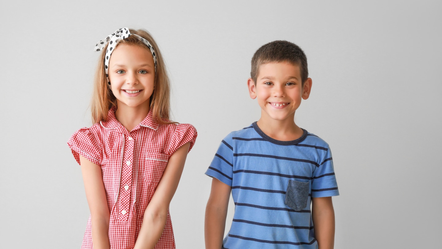 mädchen-in-rosa-kleid-neben-einem-jungen-in-blauem-tshirt