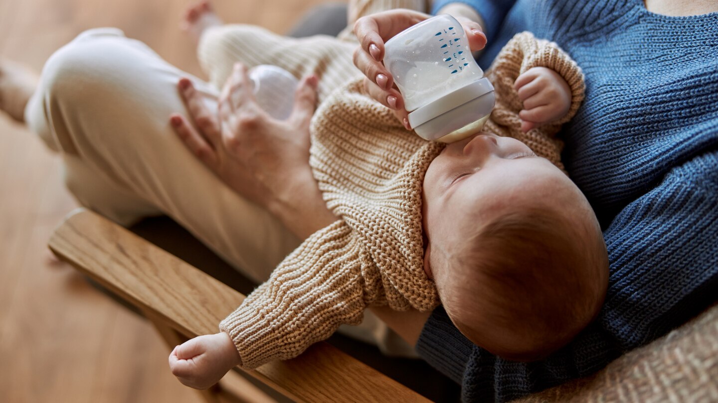 baby-wird-mit-fläschchen-gefüttert