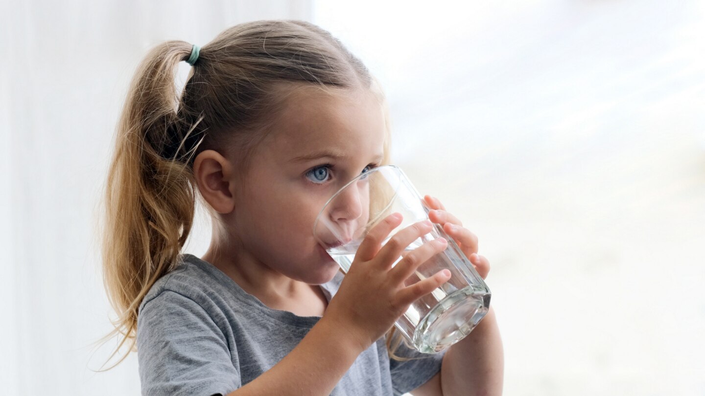 kleines-mädchen-trinkt-wasser