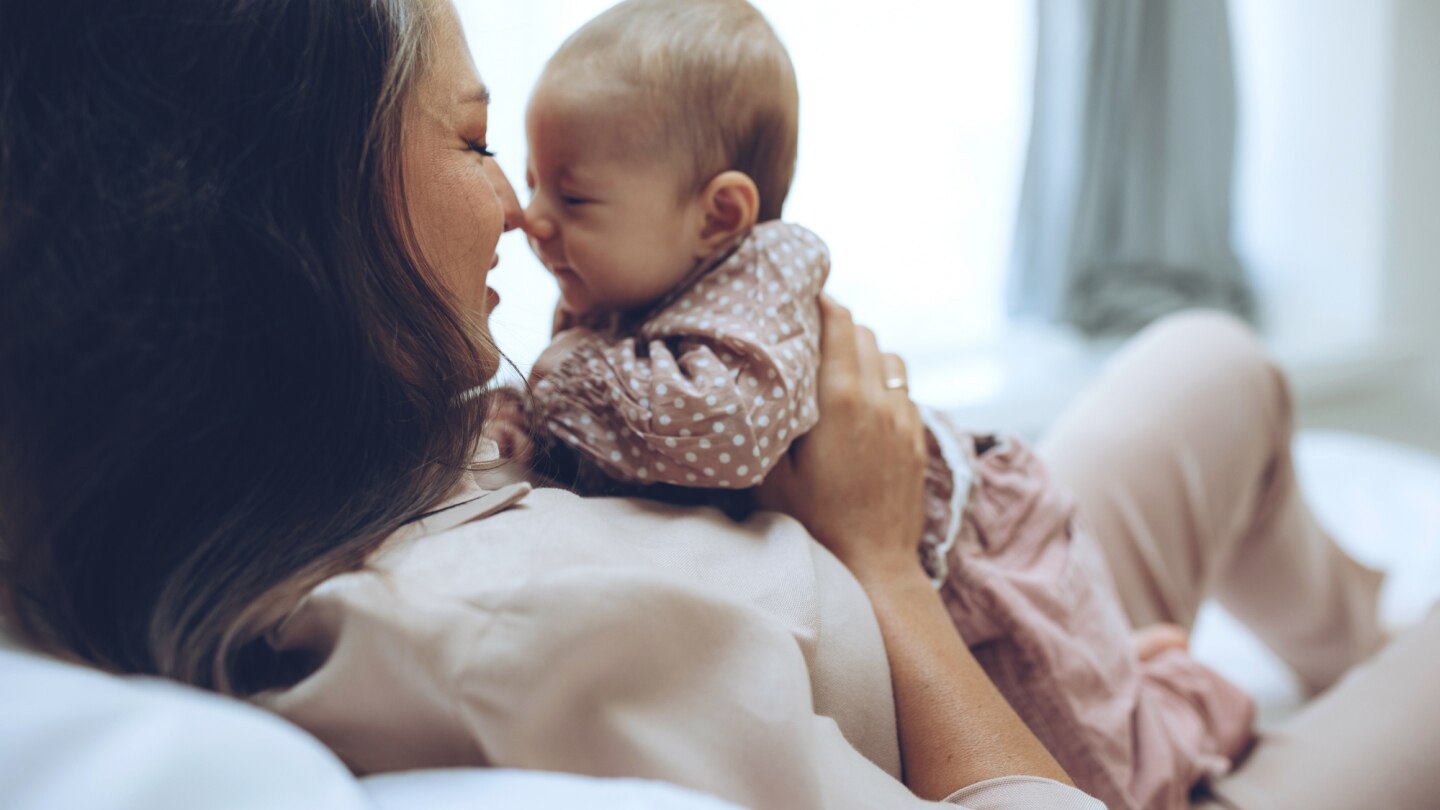 mutter-und-baby-kuscheln