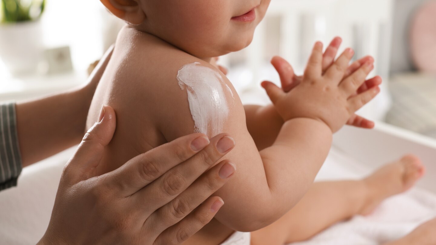 baby-wird-eingecremt