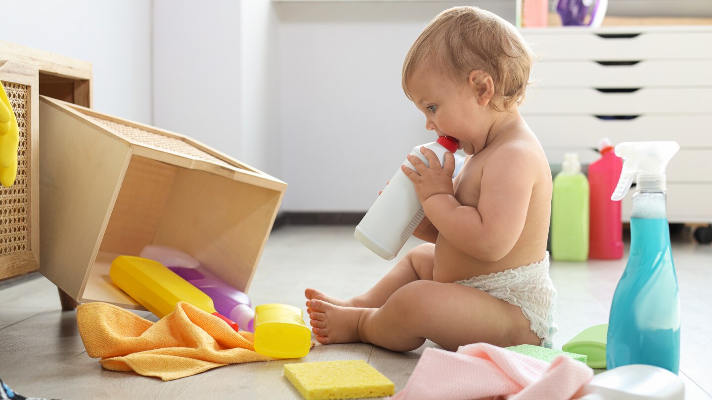 baby-nimmt-flasche-in-den-mund