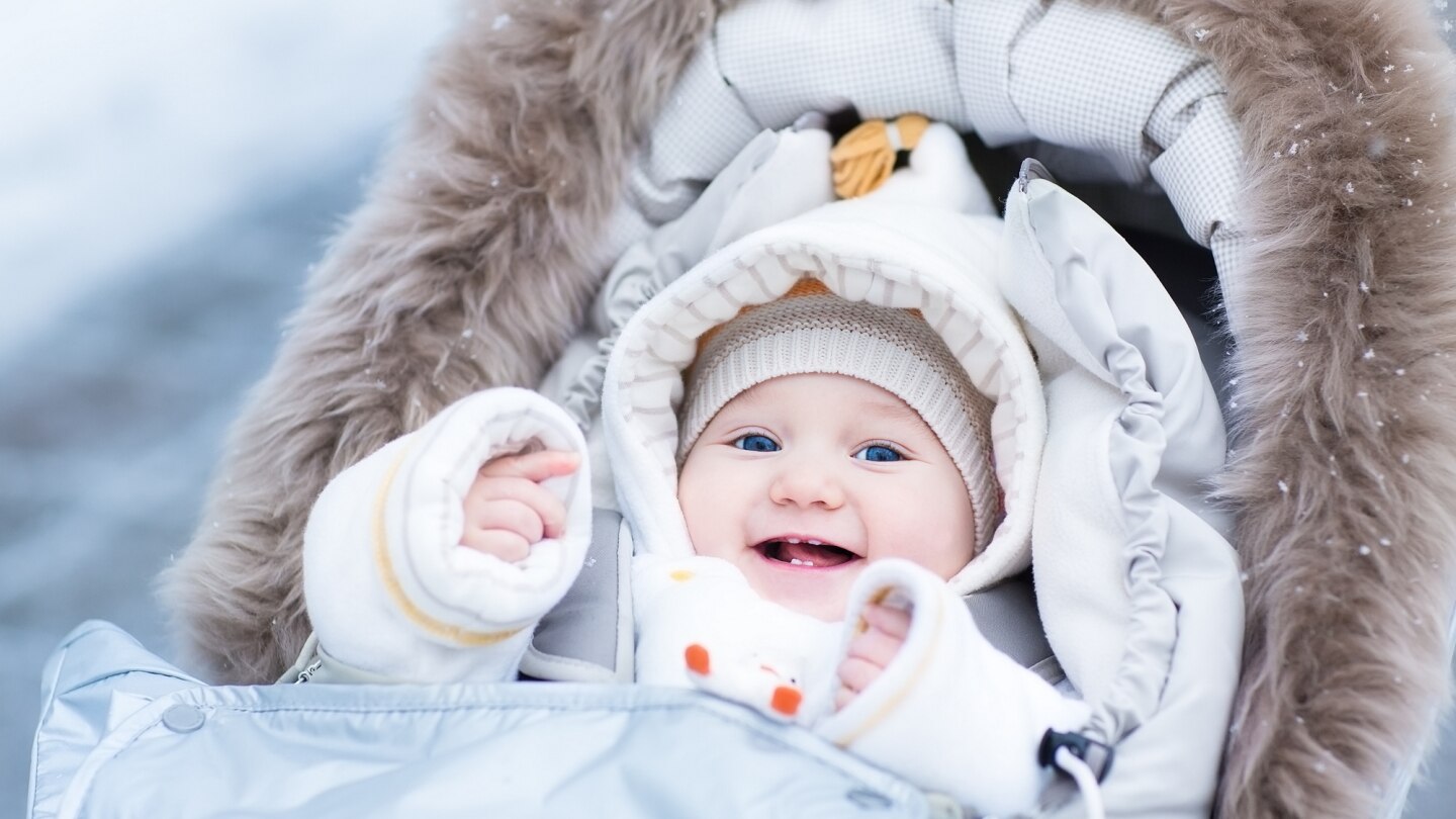 dick-angezogenes-baby-im-kinderwagen