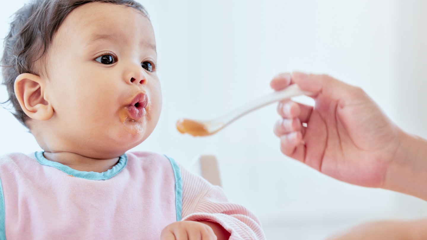 baby-wird-gefüttert
