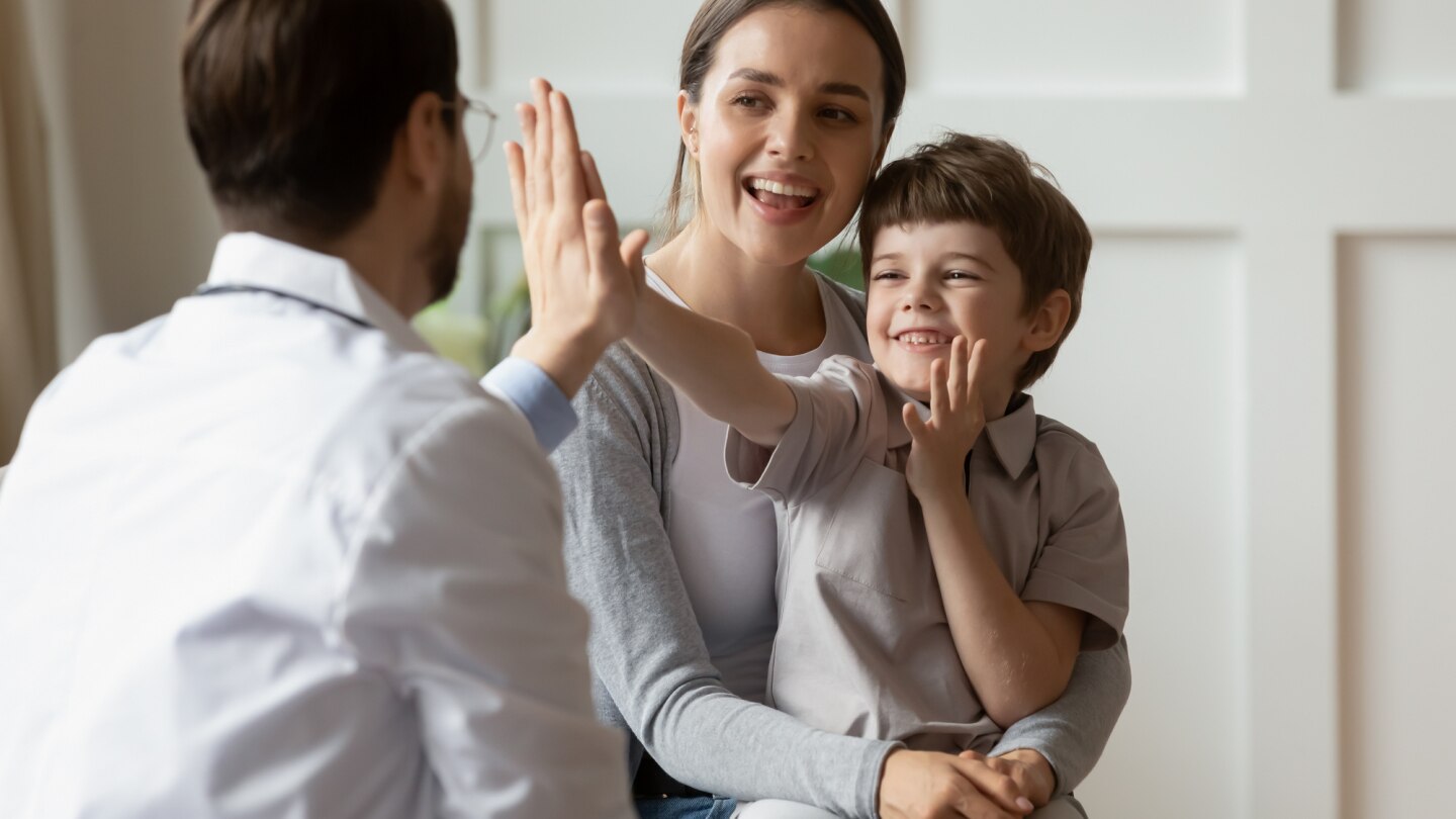 mutter-und-kind-beim-arzt