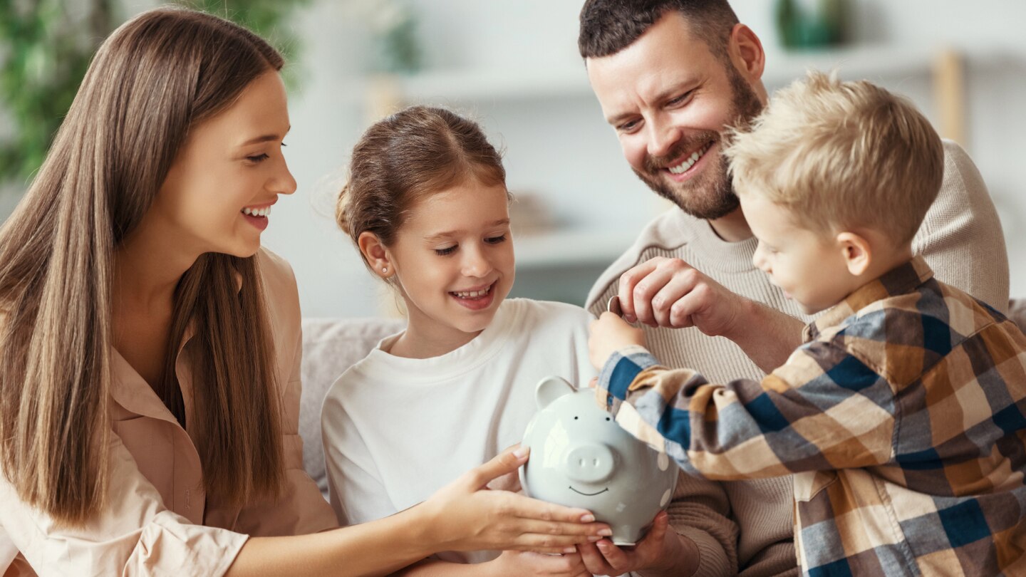 familie und zwei kinder mit sparschwein