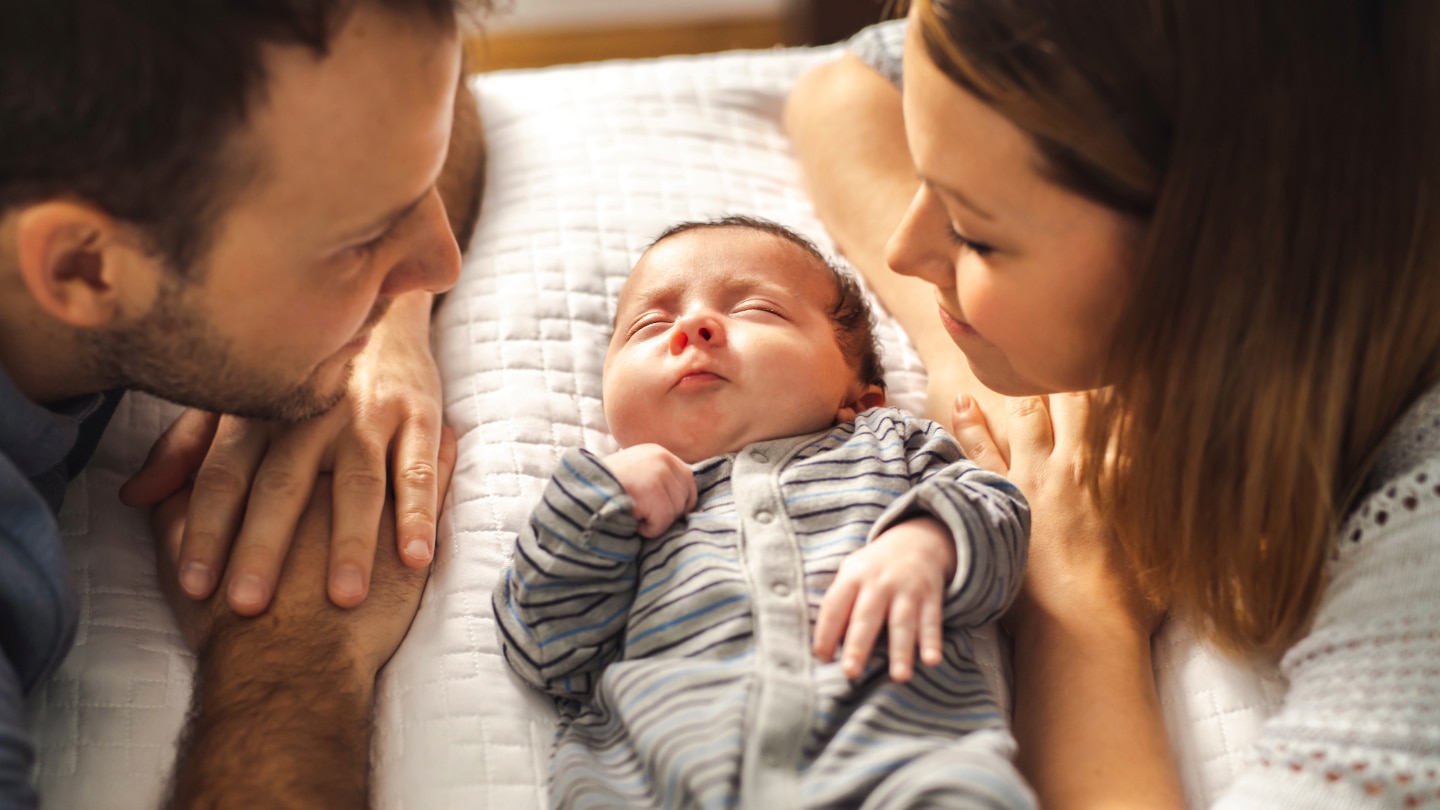 eltern mit neugeborenem