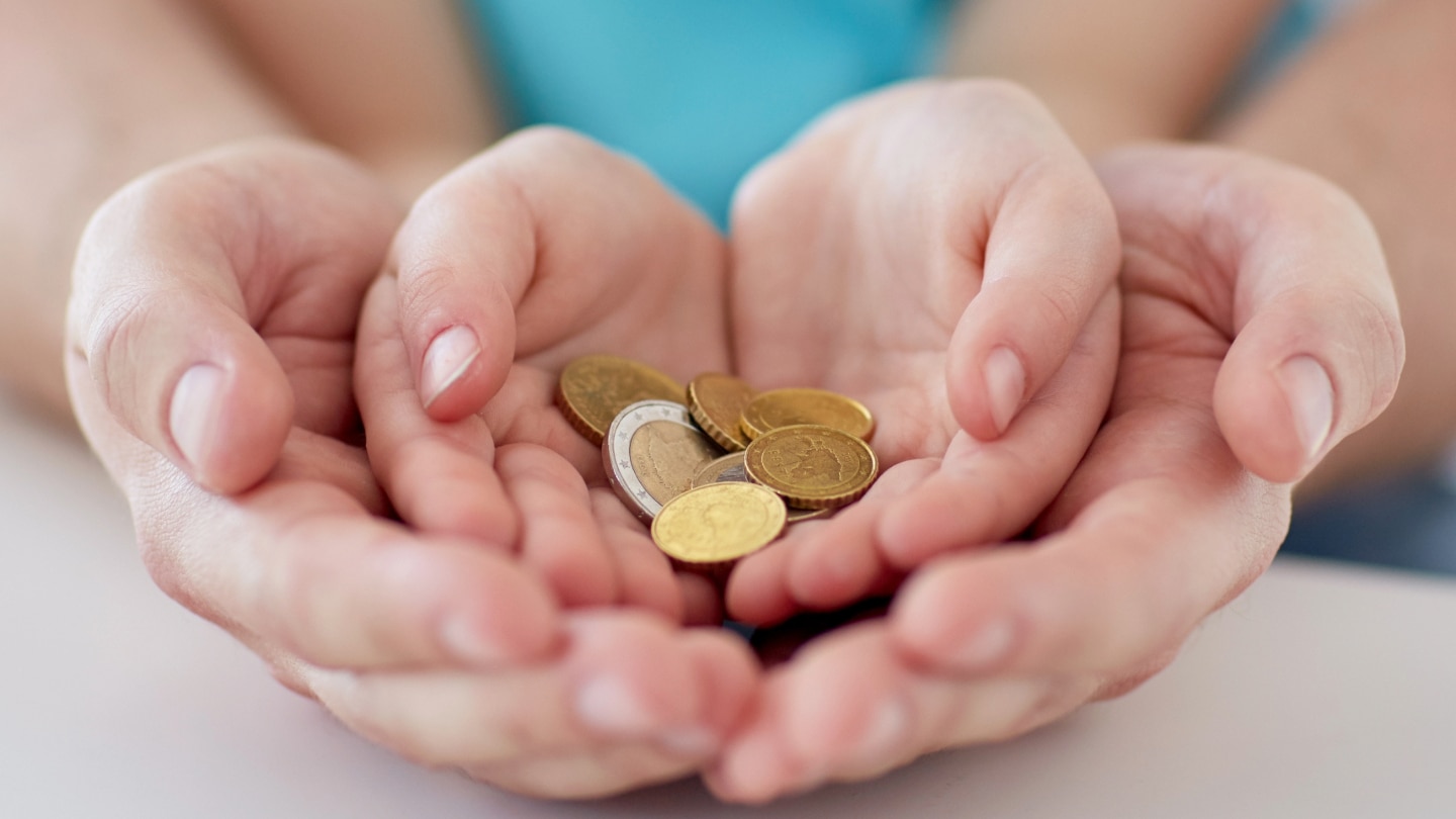 haende mit geldmuenzen