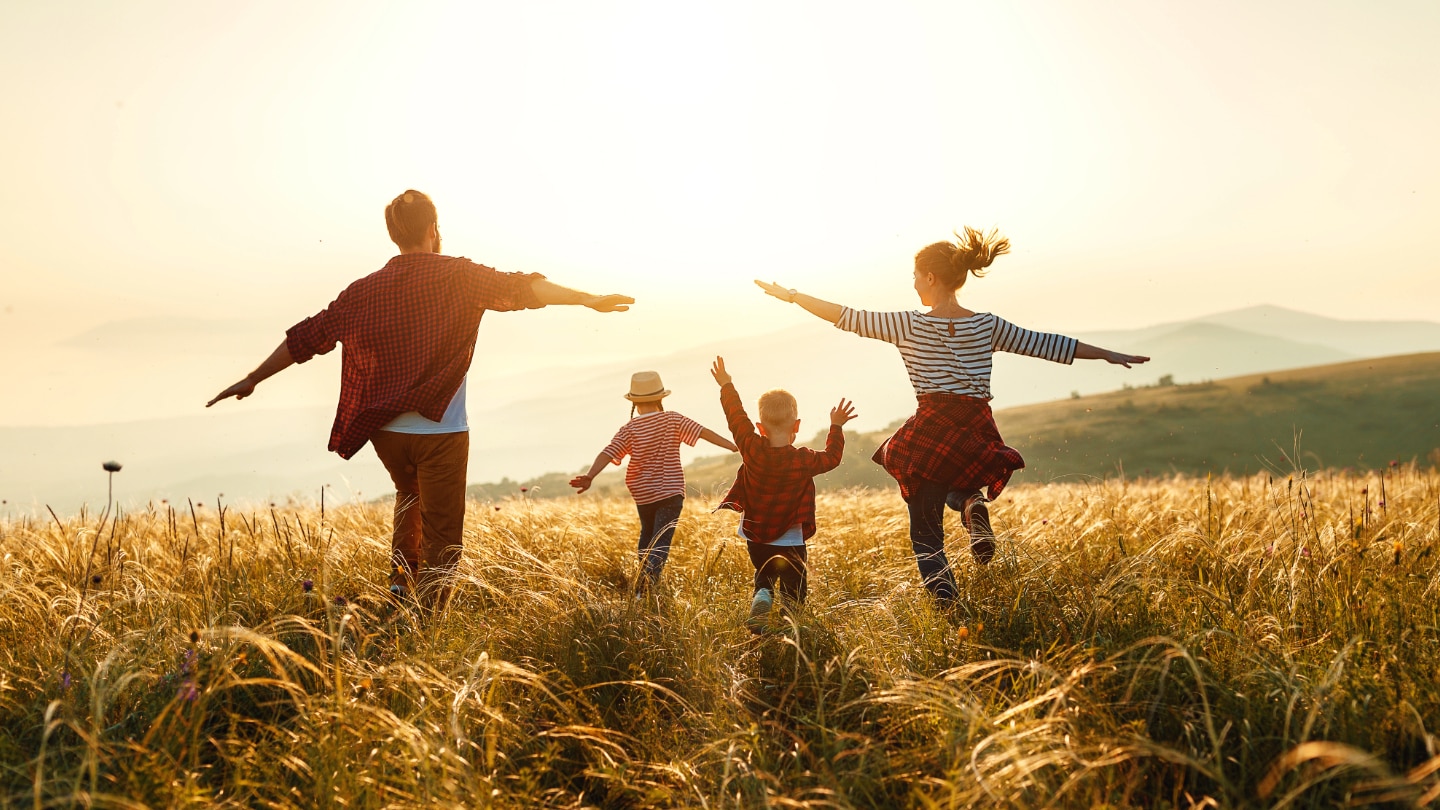 familie im sonnenlicht auf einer wiese