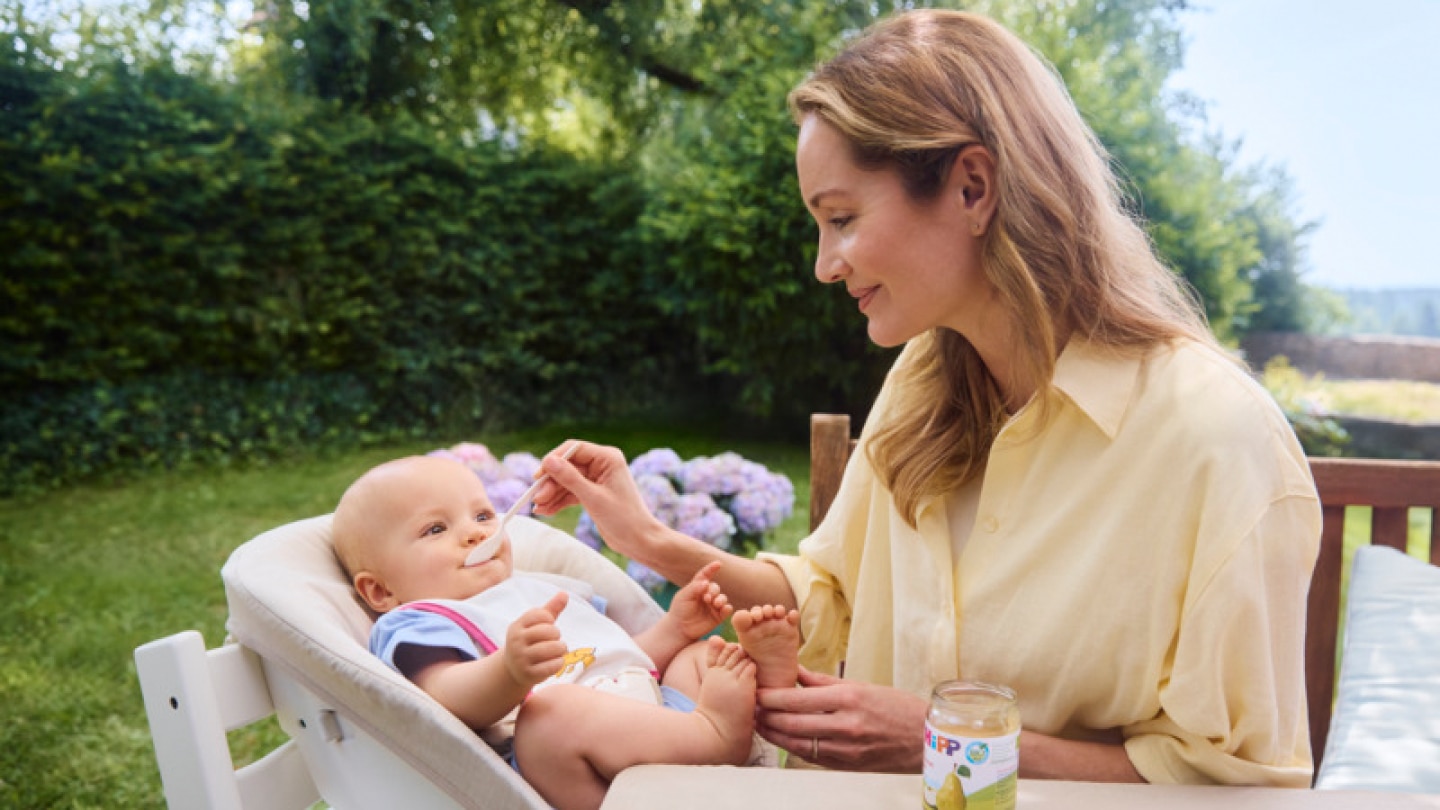 Frau füttert Baby