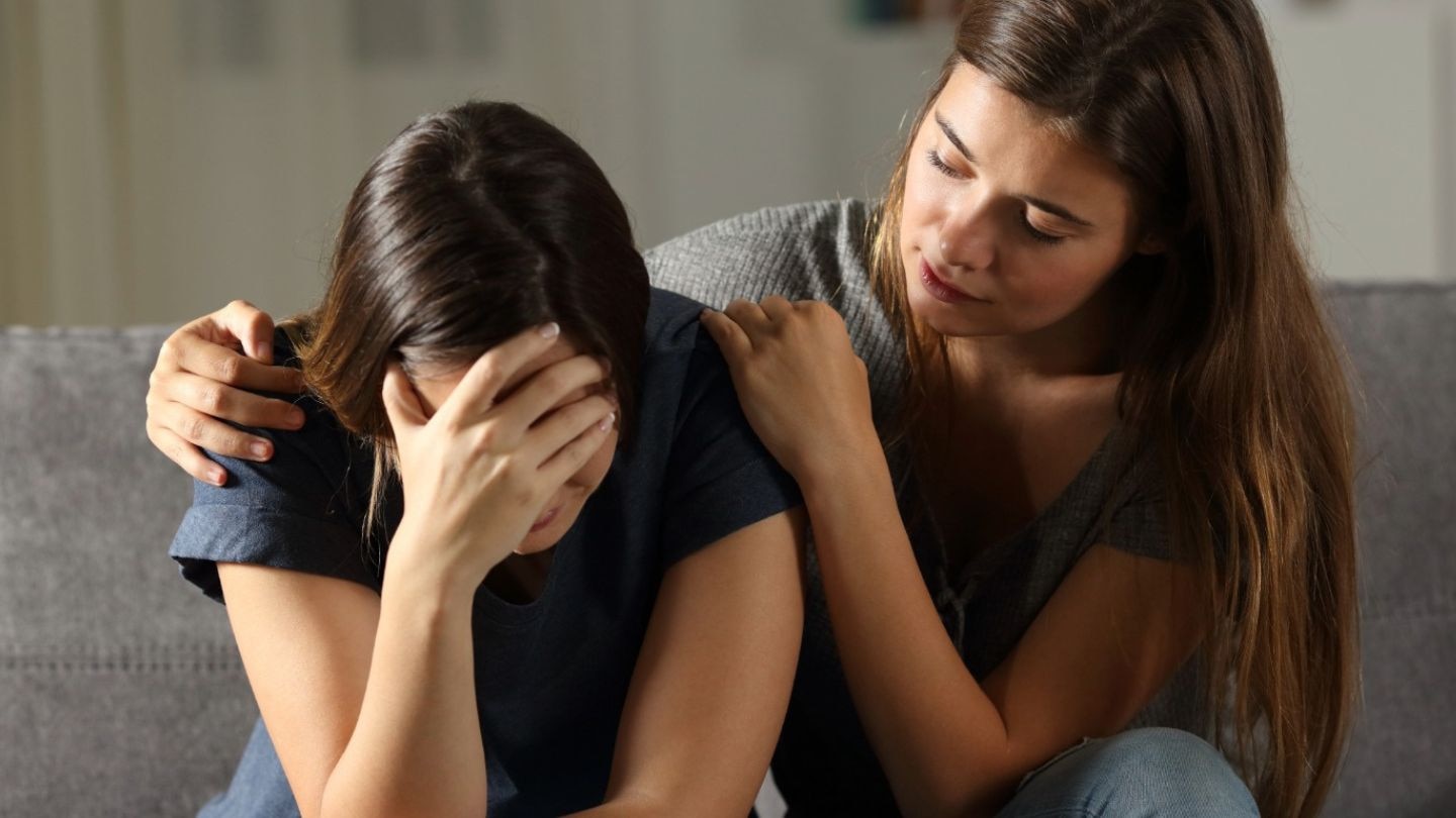 Eine frau ist traurig und ihre freundin steht ihr bei