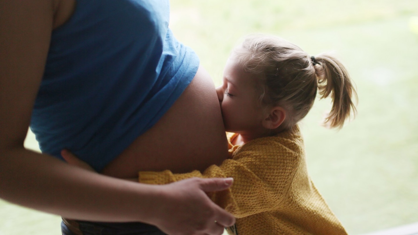 schwangere mit babybauch und kleinkind