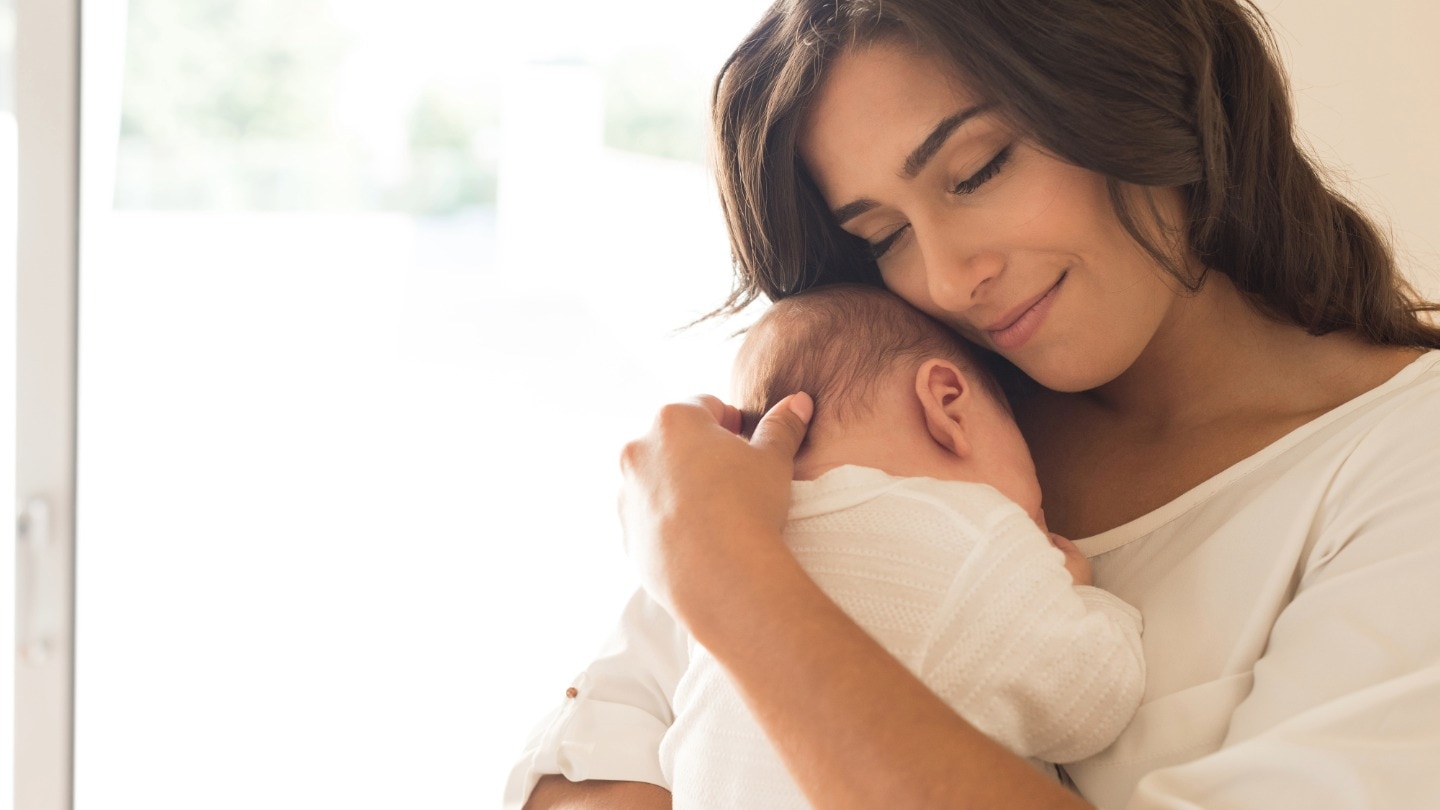 mama mit baby im arm