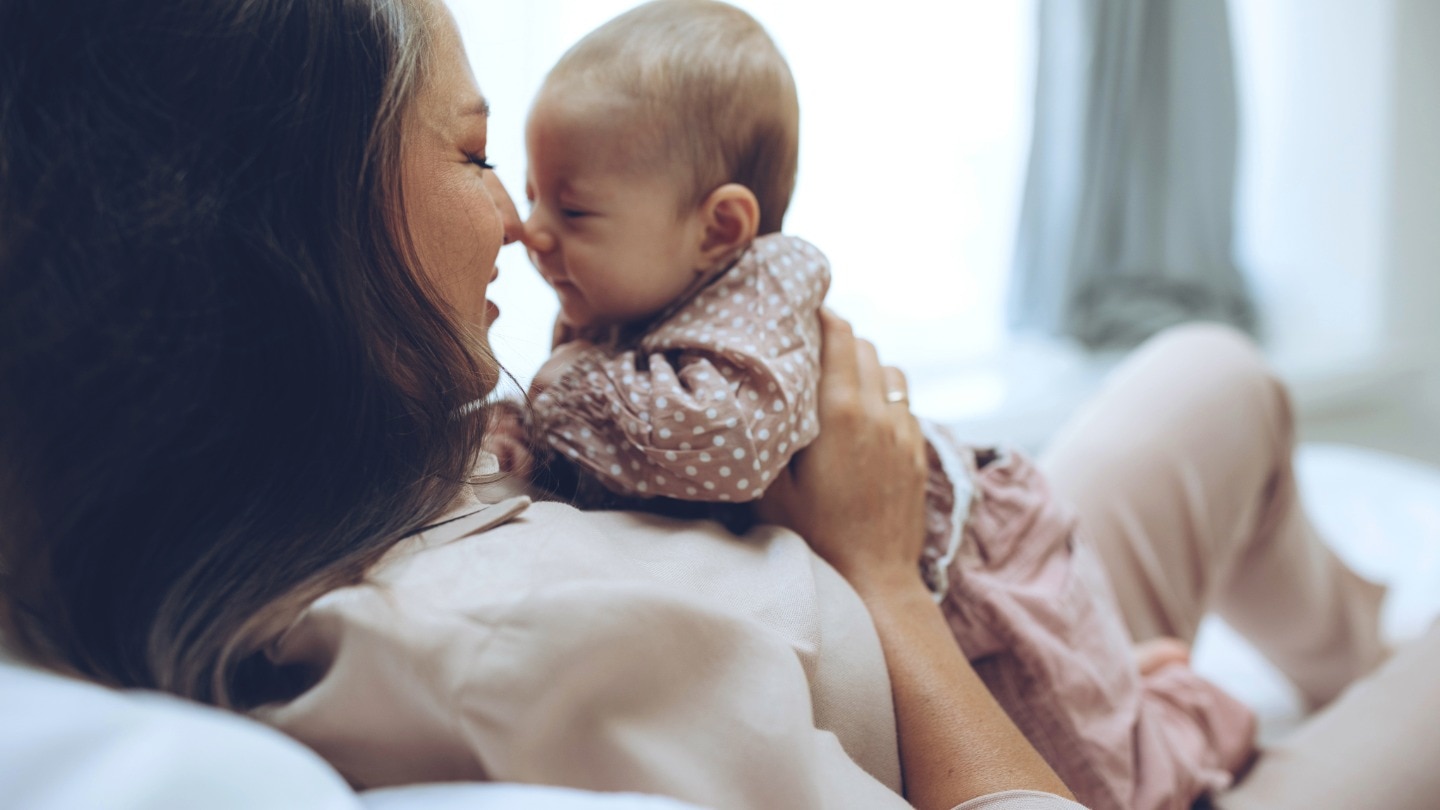mama mit baby auf dem bauch