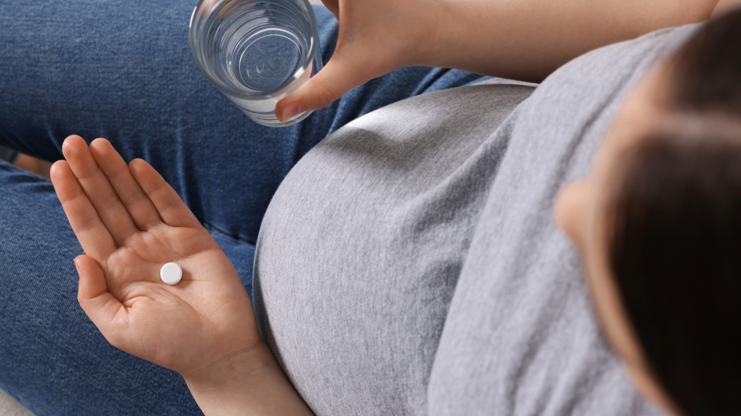 schwangere mit tablette paracetamol