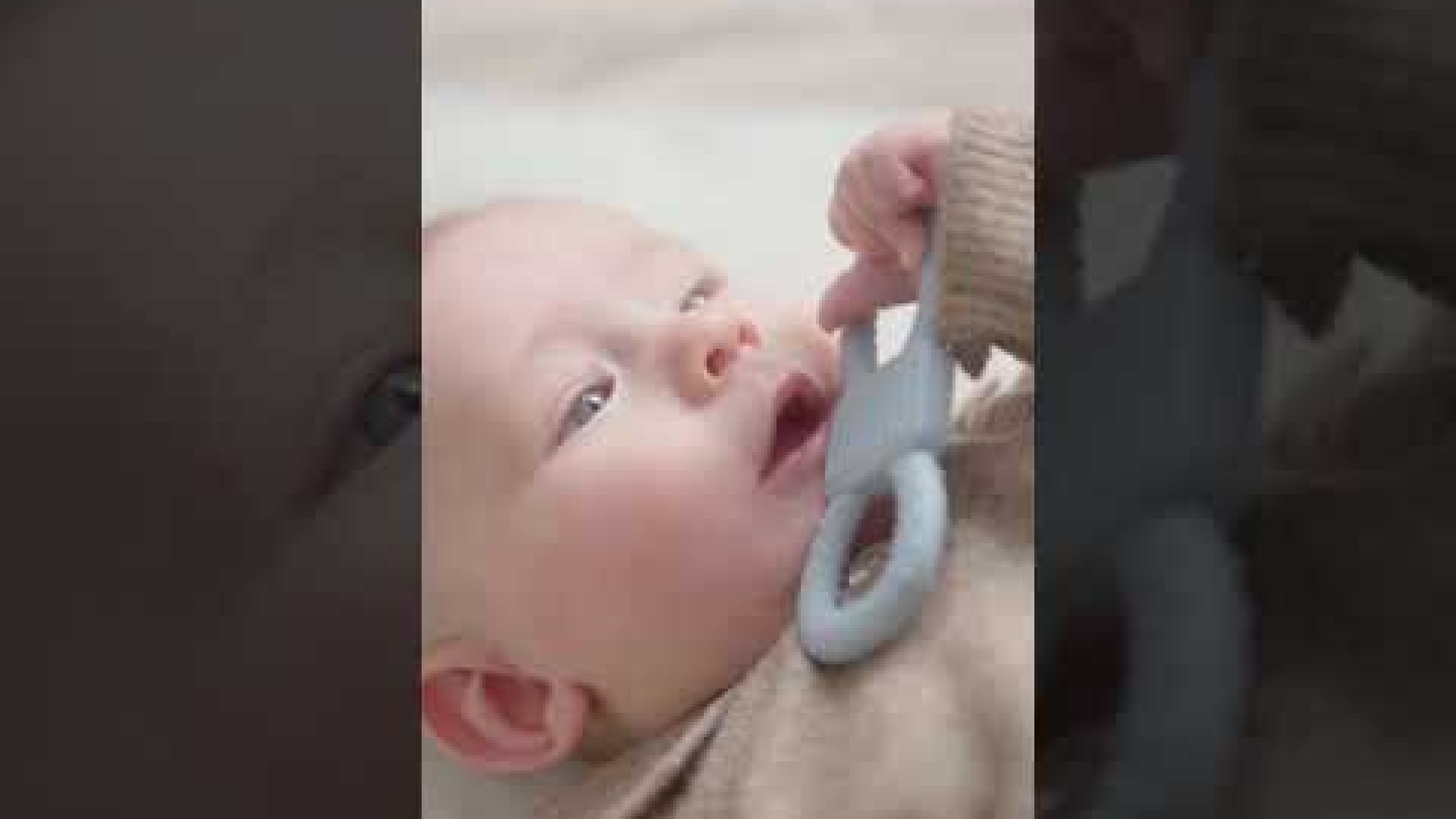 Baby mit Spielzeug von mimiloo