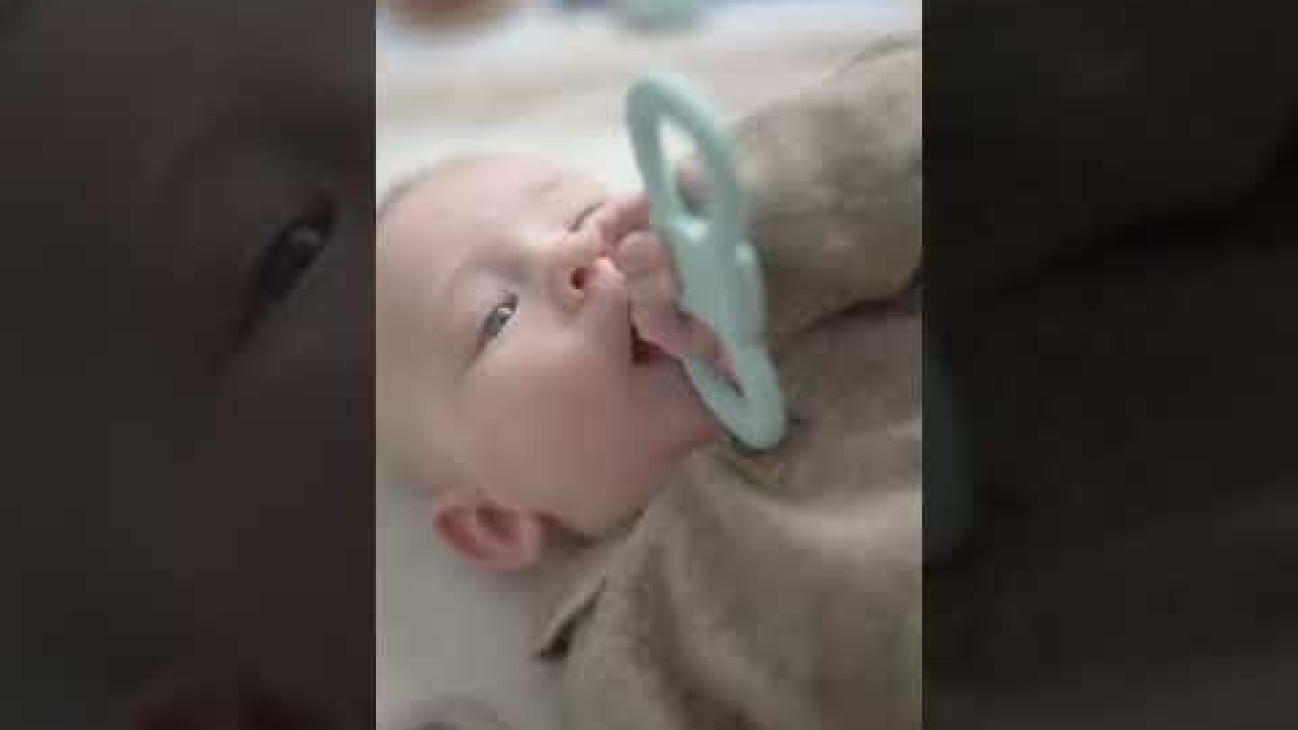 Baby mit Spielzeug von mimiloo