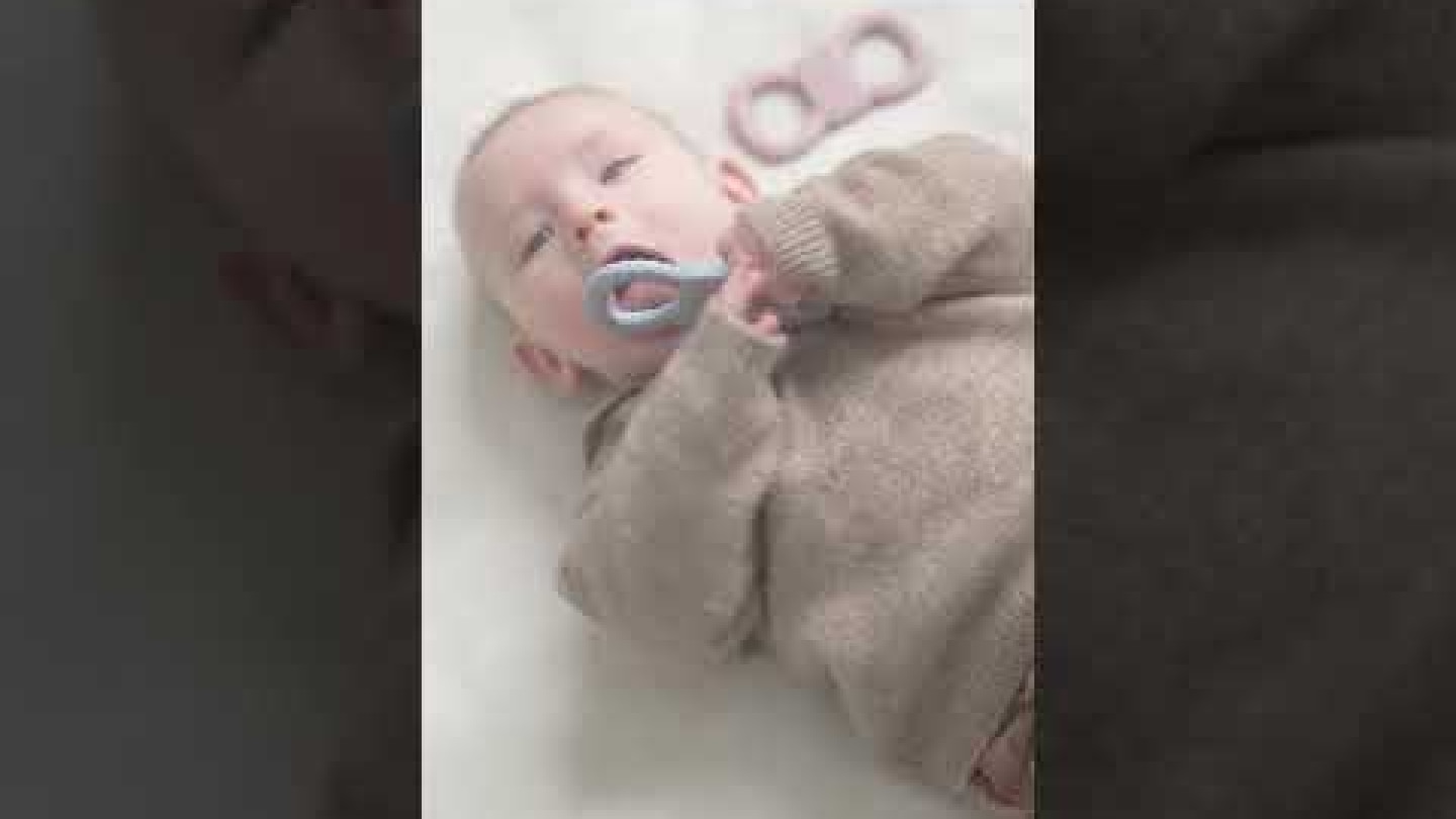 Baby mit Spielzeug von mimiloo