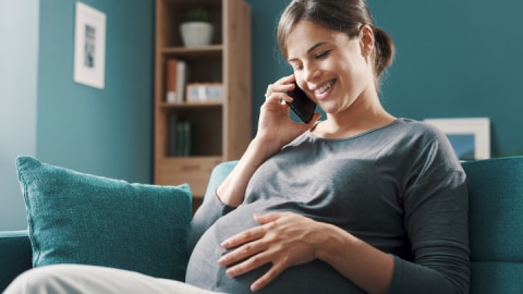 schwangere telefoniert