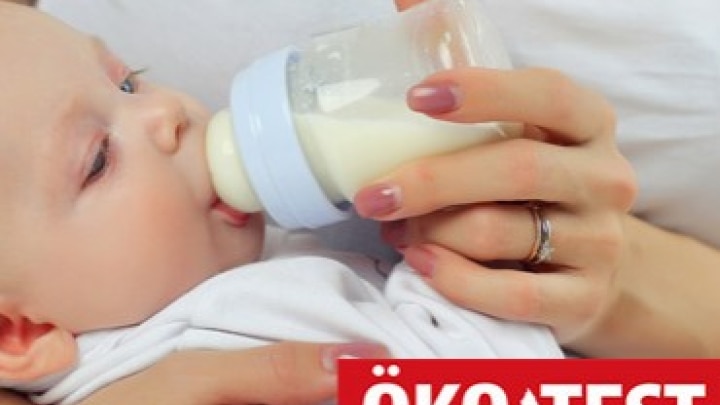 kleines-baby-bekommt-die-flasche