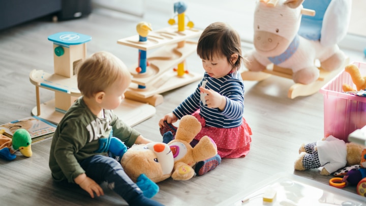 Kinder spielen