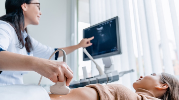 frau beim ultraschall mit frauenaerztin