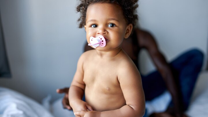Baby mit Schnuller im Mund