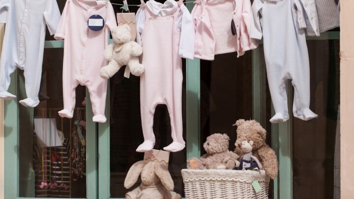 baby strampler auf der wäscheleine im schaufenster