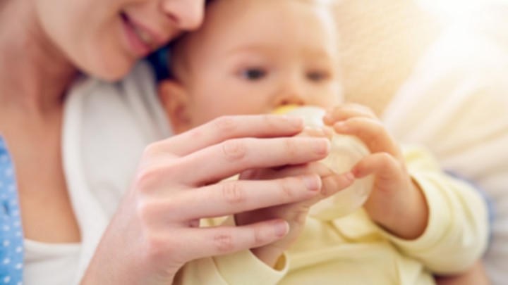 baby bekommt ein flaeschchen