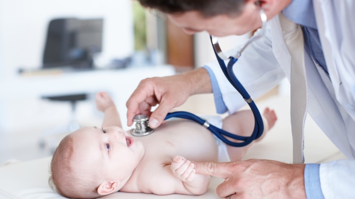 arzt bei untersuchung eines babys