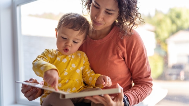 Mutter mit Baby lesen