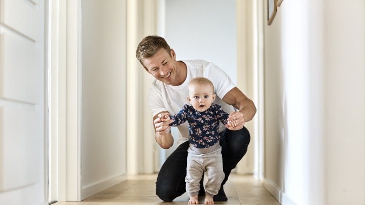 Vater mit Baby laufen