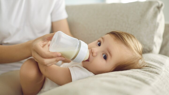 baby bekommt milchflasche