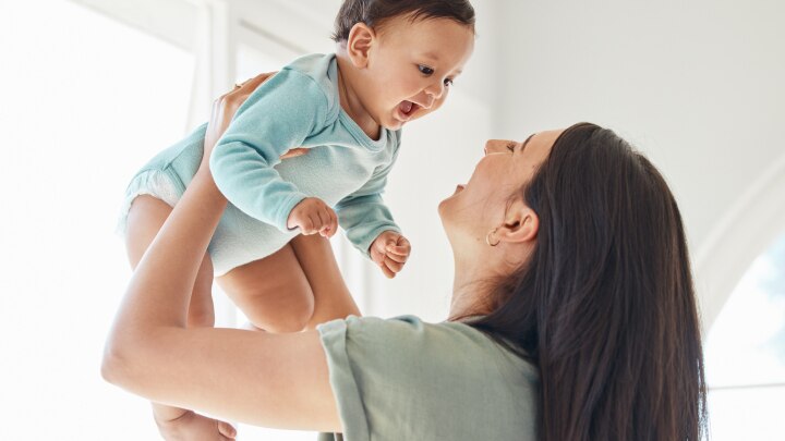 mama mit baby in der luft