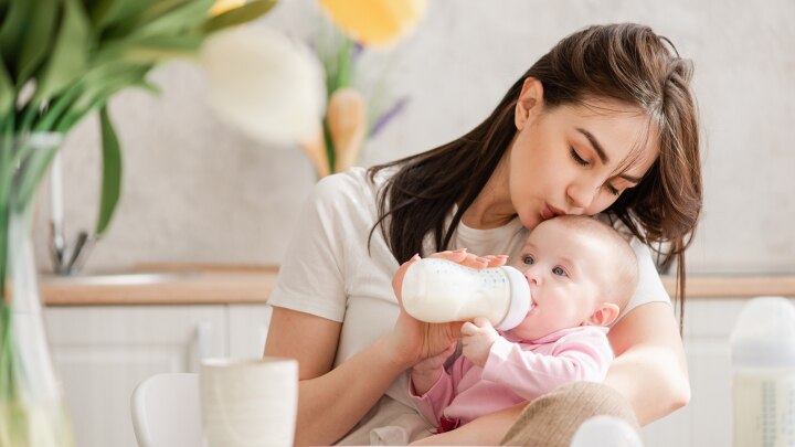mutter-füttert-baby-mit-fläschchen