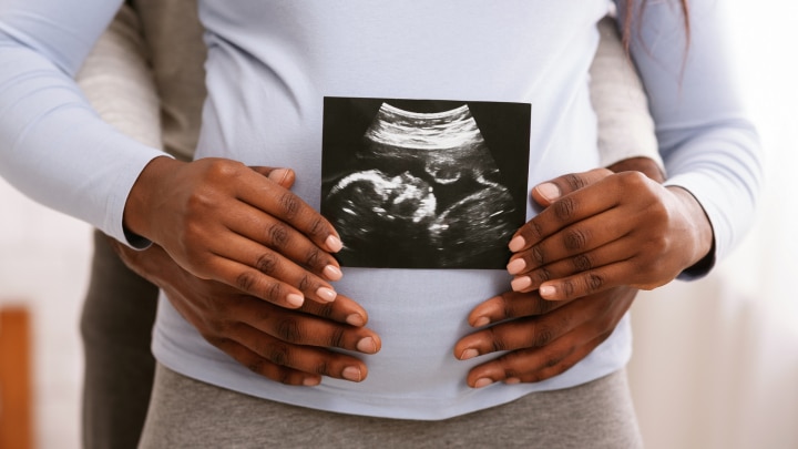 schwangere-hält-ultraschall-bild-vor-ihren-bauch