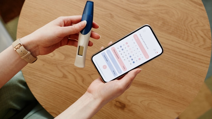 schwangerschaftstest-und-handy-mit-zyklusrechner