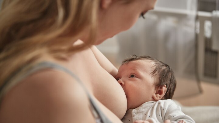 mutter-stillt-baby