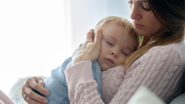 mama mit schlafendem kleinkind