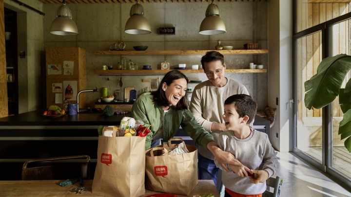 Familie mit Rewe Tüten