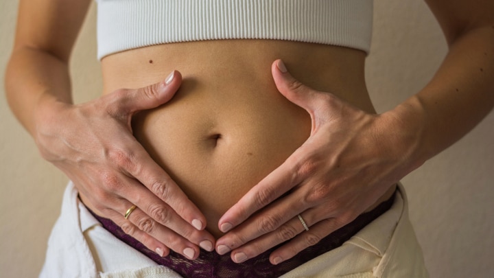 schwangere mit händen am bauch
