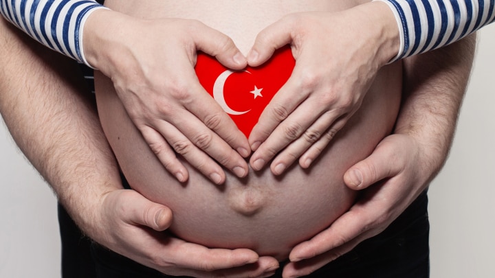 schwangeres paar mit türkei-flagge