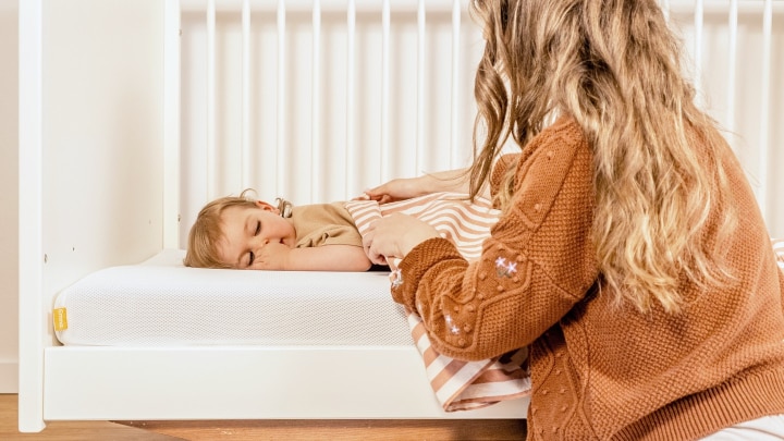 mama mit baby im babybett