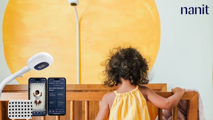 maedchen vor einem kinderbett