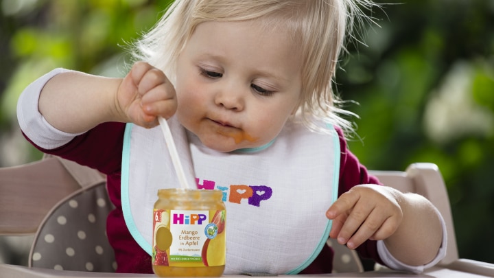 baby mit hipp-glaschen