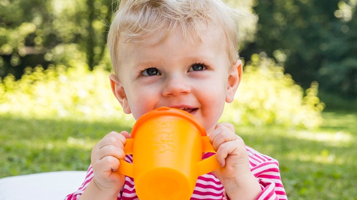 baby mit trinkbecher