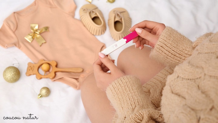 schwangere mit positivem test und babykleidung